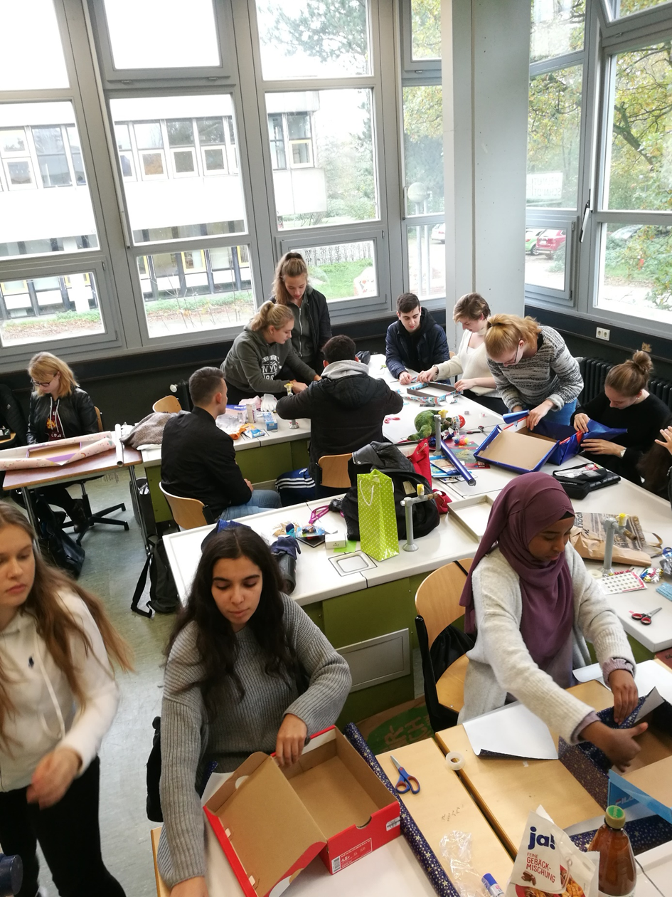 Hier werden liebevoll die Schuhkartons beklebt und gefüllt. Hier werden liebevoll die Schuhkartons beklebt und gefüllt.