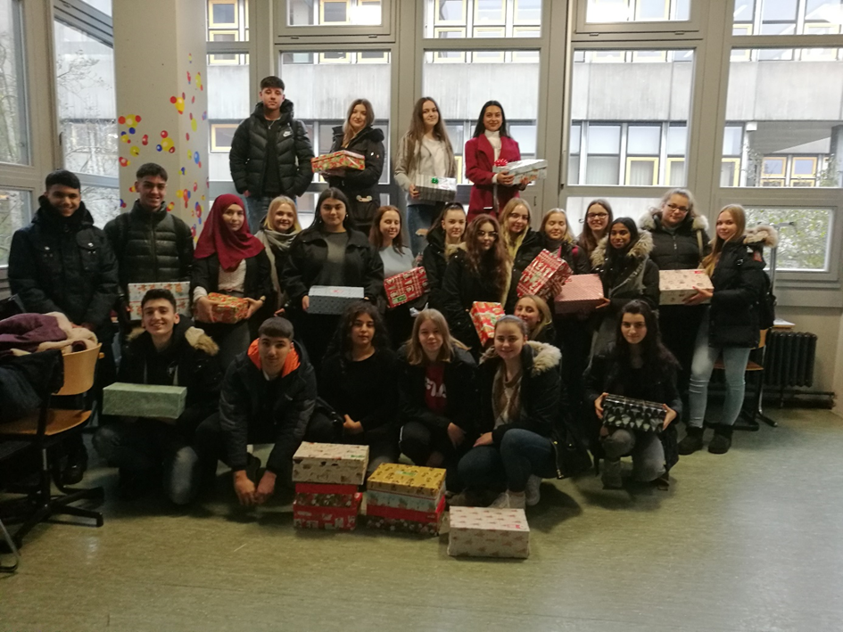 Die Klasse 19C hat bei der Aktion 2019 insgesamt 19 Päckchen für Kinder in Not gepackt. Die Klasse 19C hat bei der Aktion 2019 insgesamt 19 Päckchen für Kinder in Not gepackt.