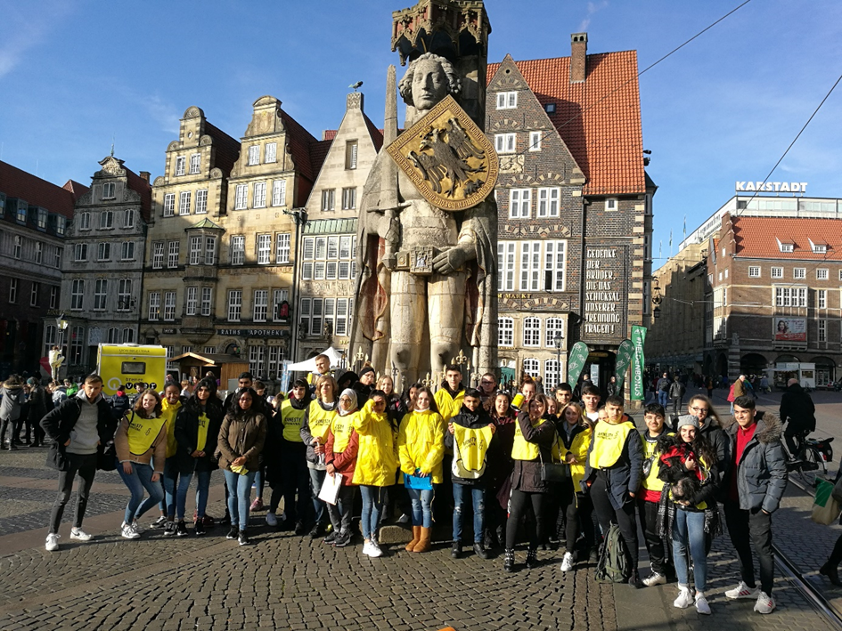 Die Klassen 18B und 19C beim Schule ohne Rassismus Tag 2019 Die Klassen 18B und 19C beim Schule ohne Rassismus Tag 2019