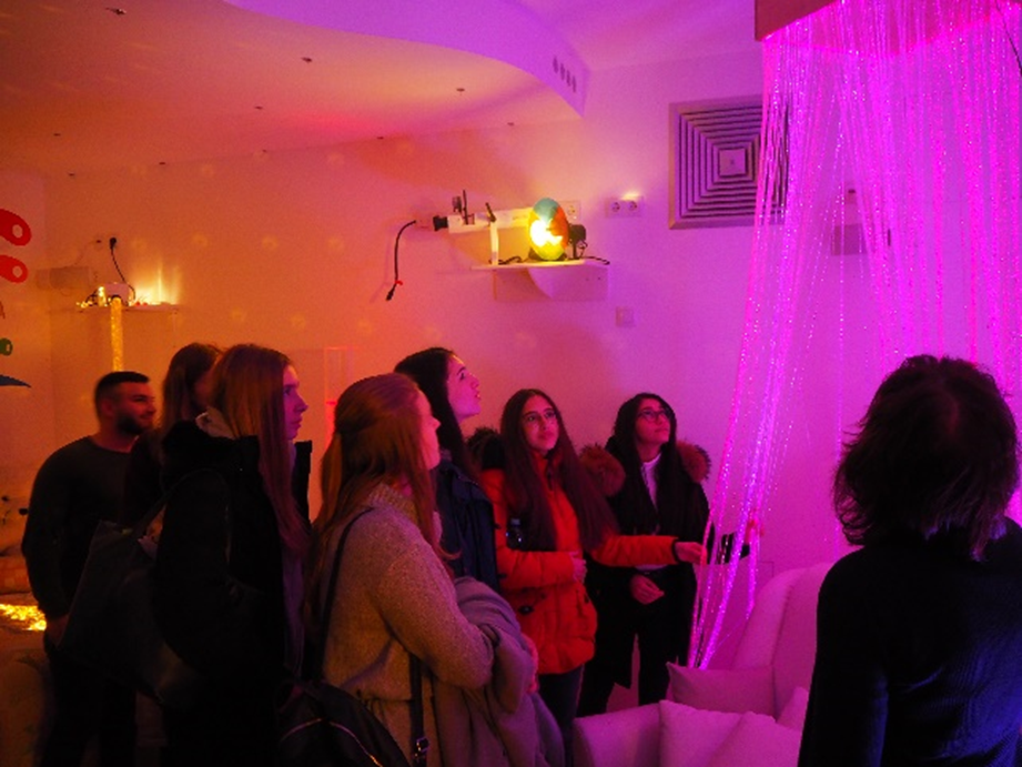 Schülerinnen und Schüler im Snoozelraum des Kinderhospizes Löwenherz. Schülerinnen und Schüler im Snoozelraum des Kinderhospizes Löwenherz.